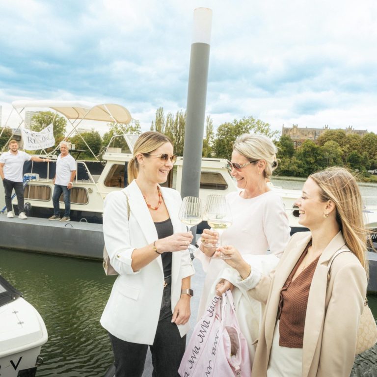 Fotograf Angabe: Aaron Zimmermann Ein Boot namens "Sienie" liegt an einem Yachthafen bei wolkigem Himmel.