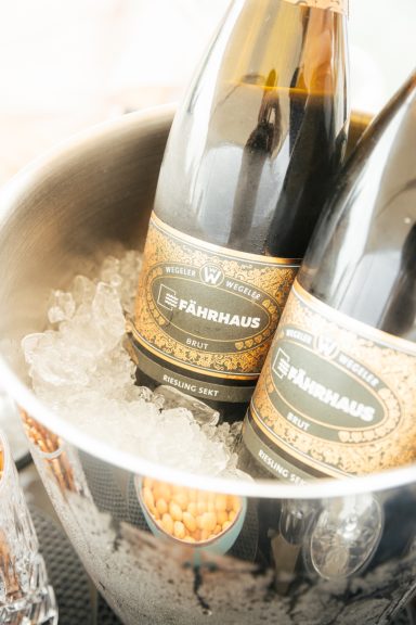 Zwei Flaschen Sekt in einem Eiseimer mit Eiswürfeln.