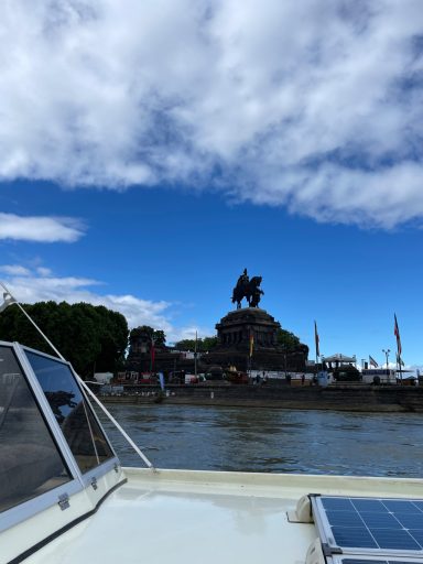 Blick auf eine Statue mit einer Adlerfigur und einem klaren blauen Himmel im Hintergrund.