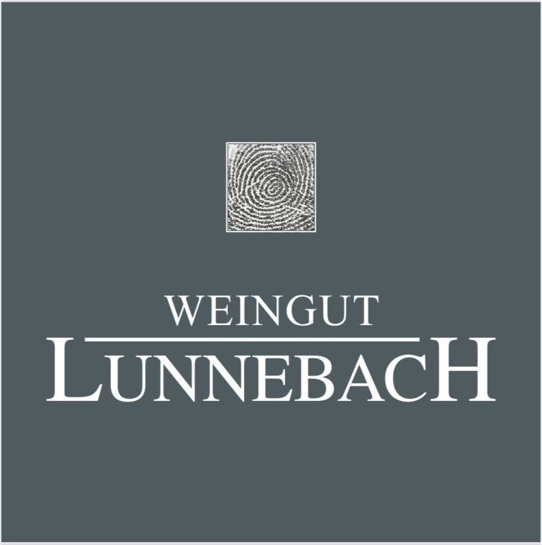 Logo des Weinguts Lunnebach in schlichter Schrift auf grauem Hintergrund.